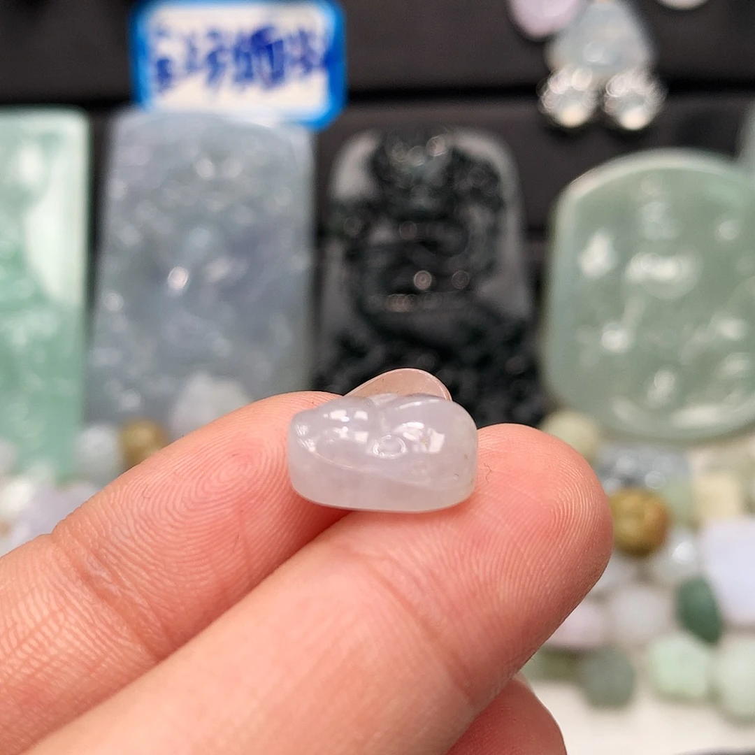 翡翠未镶嵌颈饰兔子