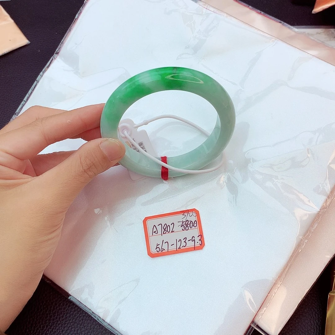 翡翠手镯未镶嵌翡翠