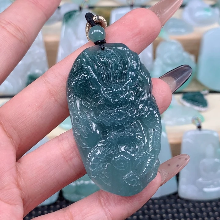 翡翠未镶嵌颈饰龙