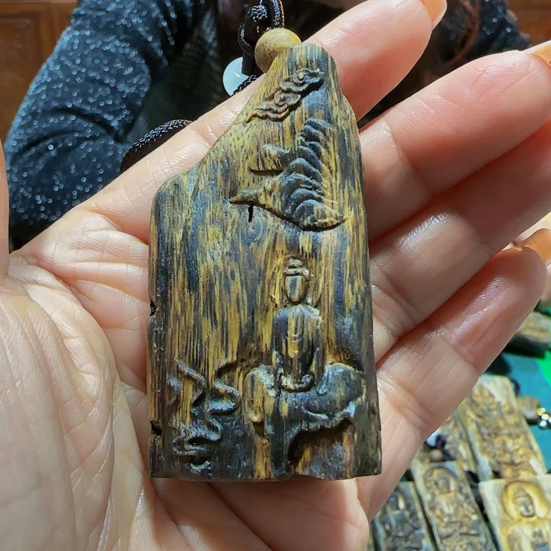 沉香吊坠海南白奇乌身天然虫漏雕刻山水牌带绳17.6克