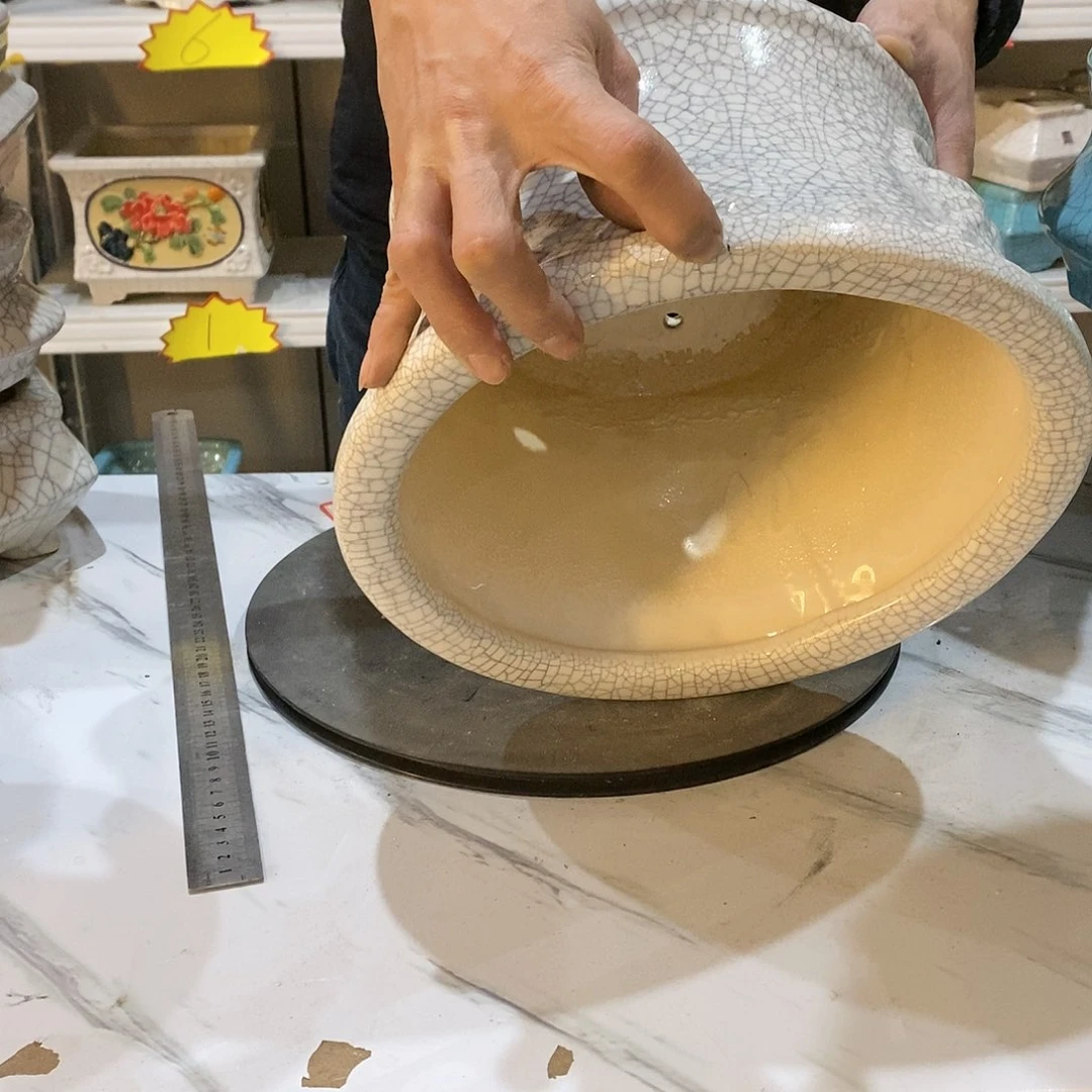 瑕疵花盆里装满鲜花