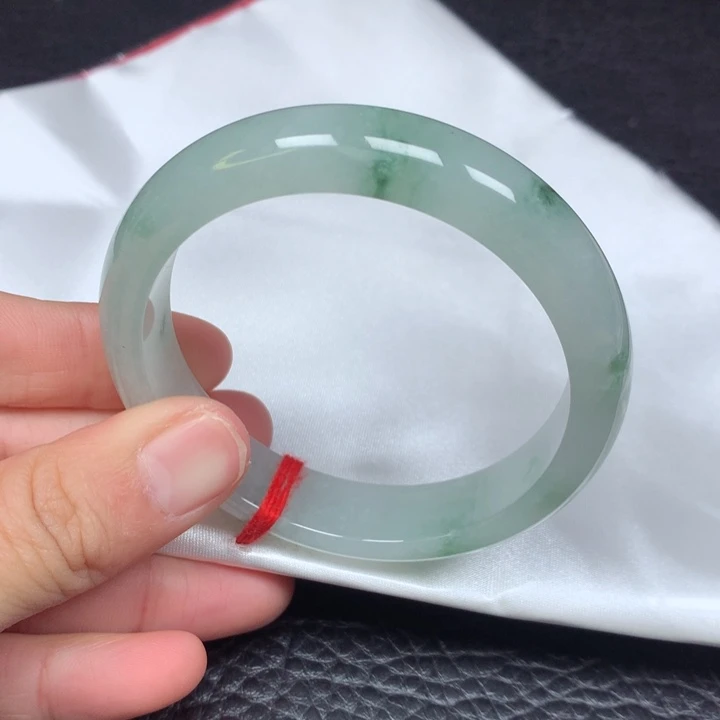 翡翠手镯未镶嵌。