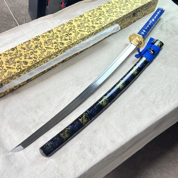 352 龙泉昊天宝剑武士刀花纹铜盘钢鱼皮底未开刃