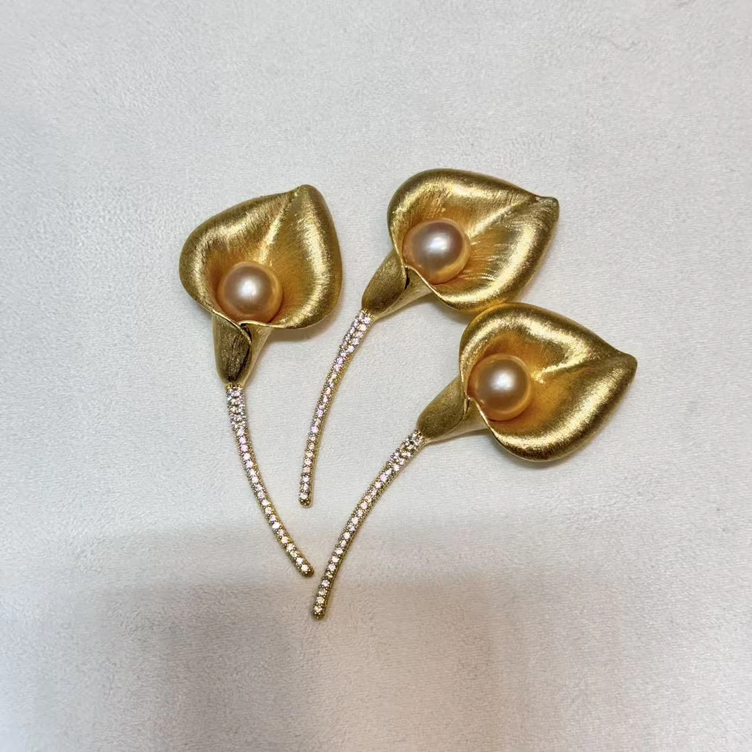 [十上珍珠]淡水奶油金设计款马蹄莲珍珠胸针11-12mm（多样性发一）