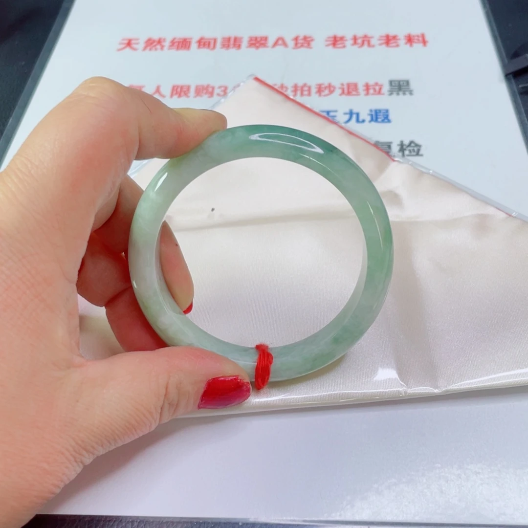 翡翠手镯未镶嵌锤*?