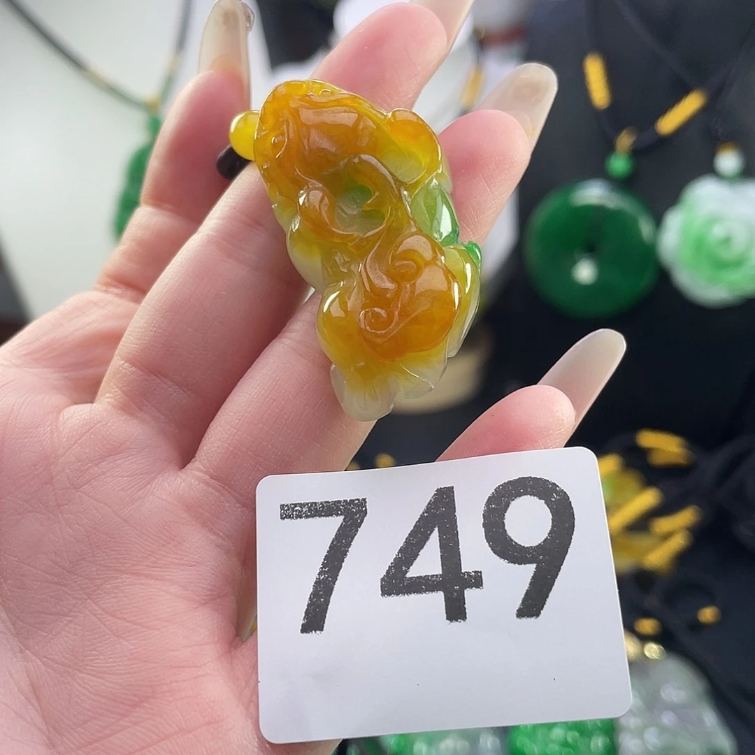 翡翠未镶嵌吊坠(赠链)