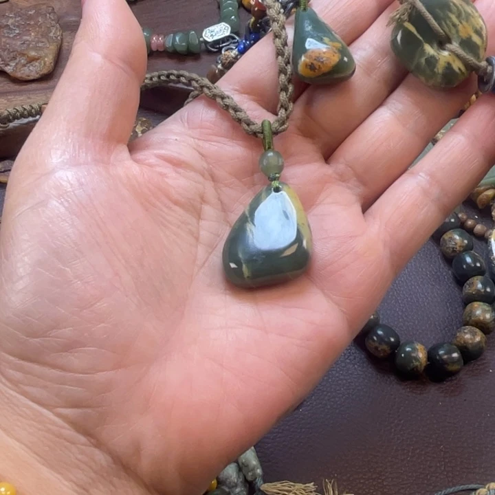 玲***玲岫岩河磨玉（透闪石质玉）未镶嵌珠宝半成品