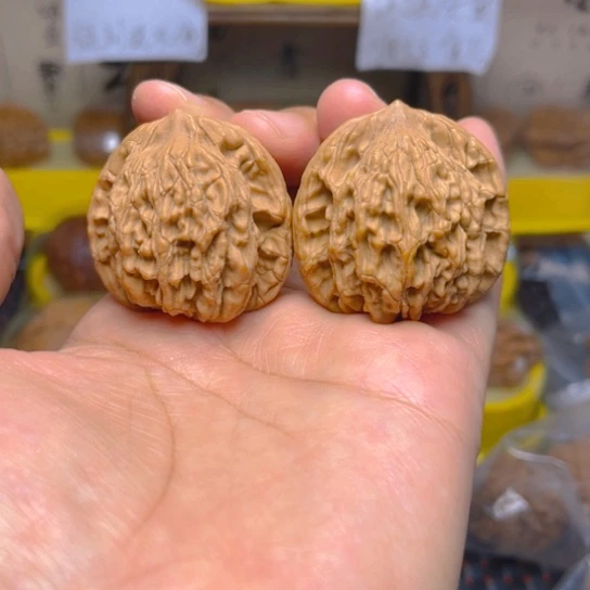 文玩核桃吊坠虎头