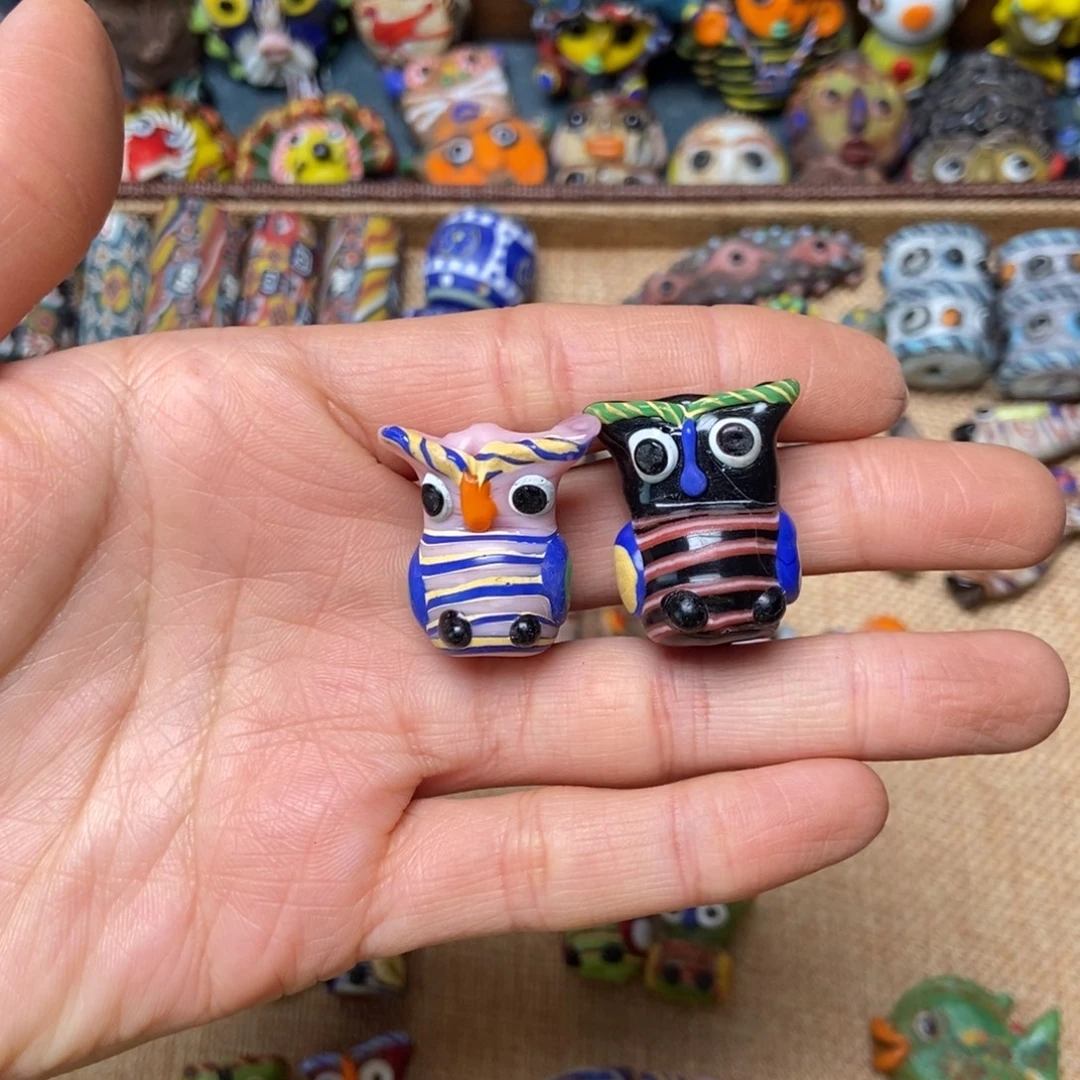 琉璃颈饰猫头鹰一只