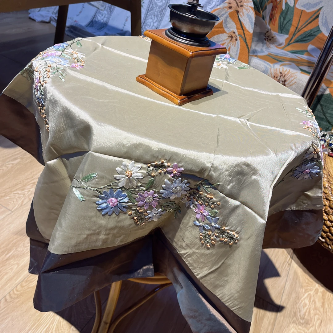 A15-3贡缎（85cm方）咖色裙边小雏菊桌布