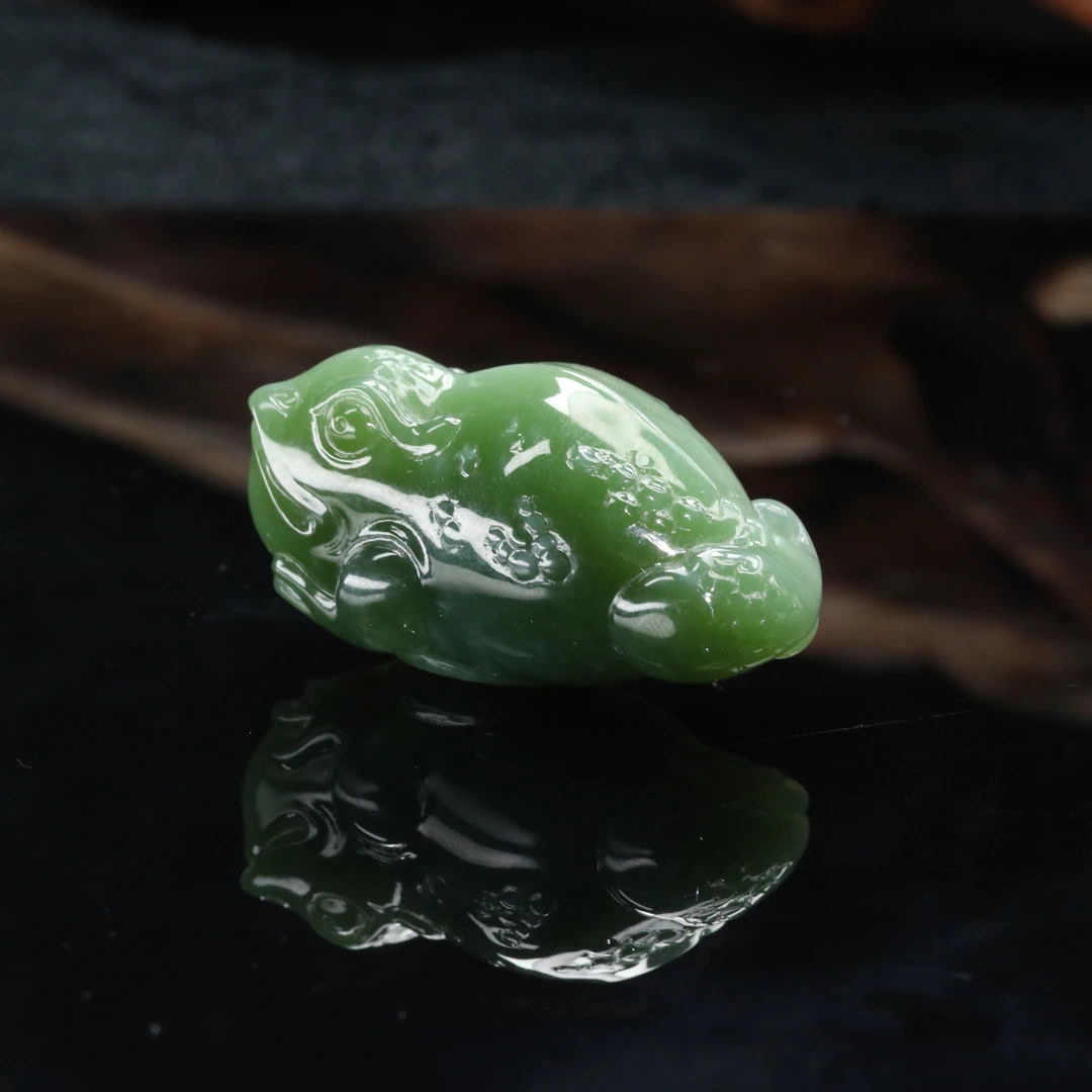 29和田玉俄七碧玉活猫金蟾（钟文杰作）/201561北京中保拍卖