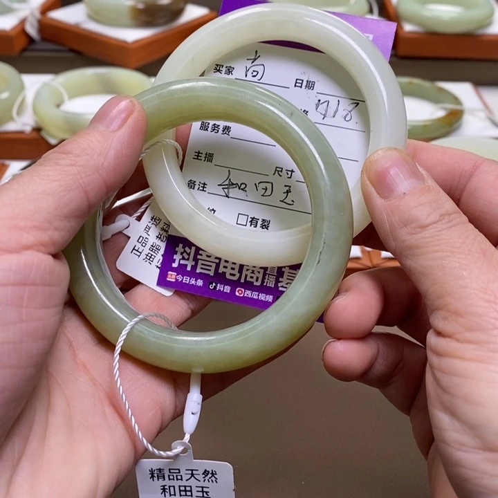 尚***和田玉未镶嵌手镯