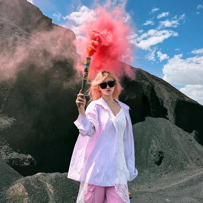 新年婚庆手拉烟雾棒男女户外拍照玩具徒步登山手拿彩色彩跑粉烟雾