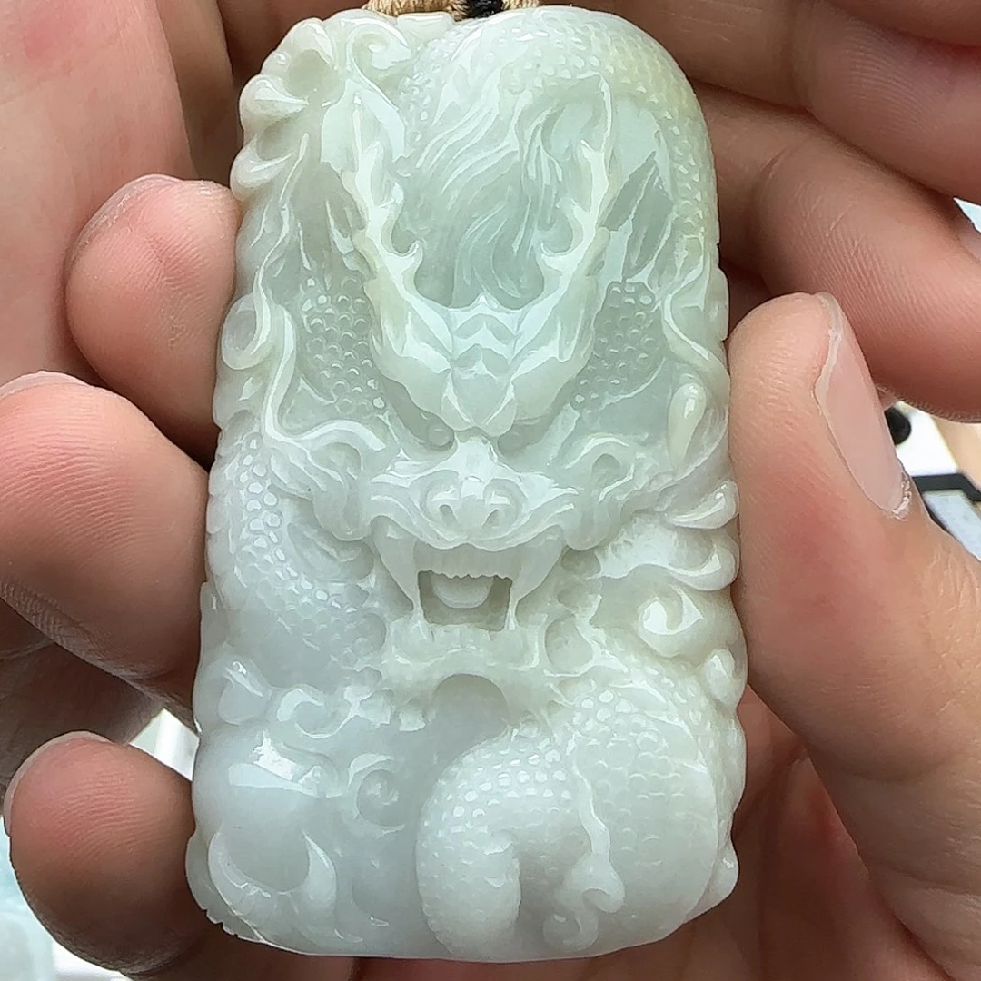 翡翠颈饰未镶嵌烟***边翡翠