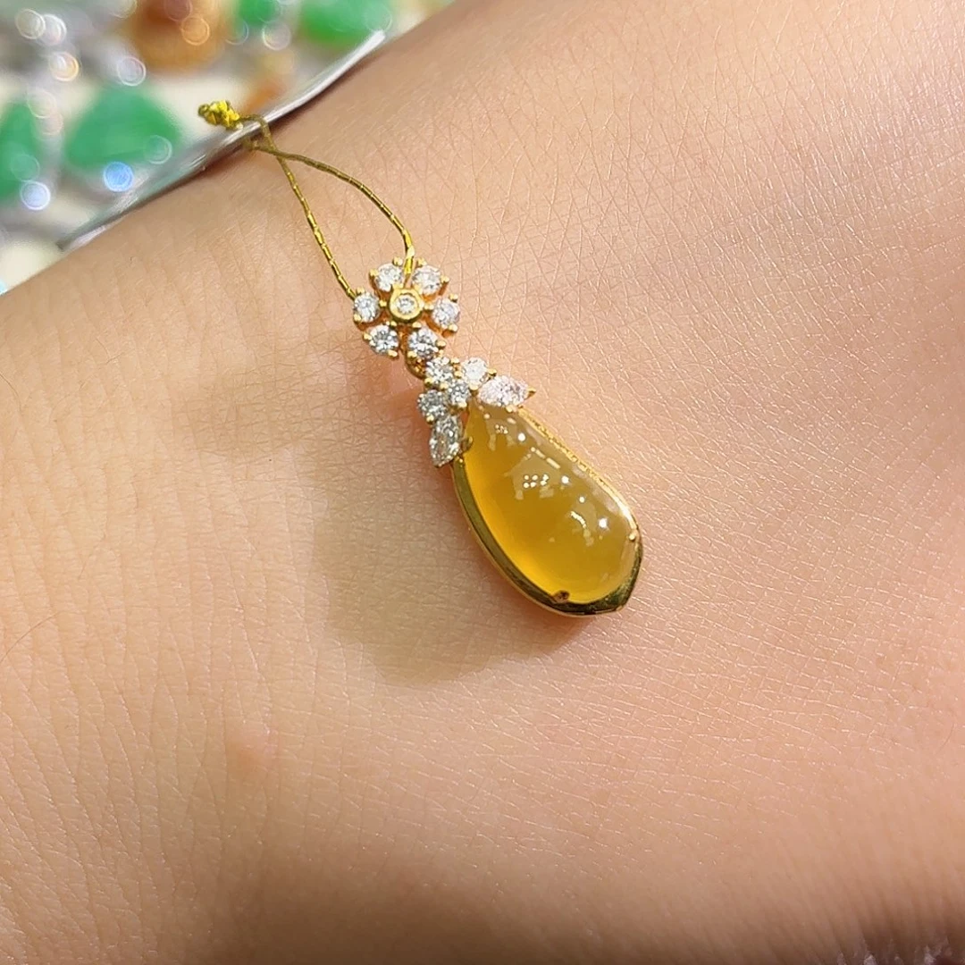 翡翠18K金镶嵌颈饰