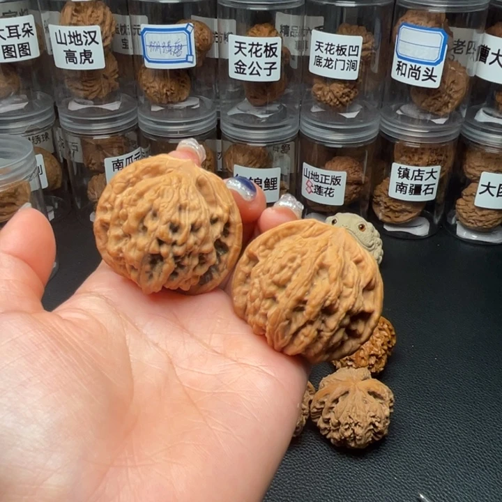 3***℃文玩核桃吊坠虎头