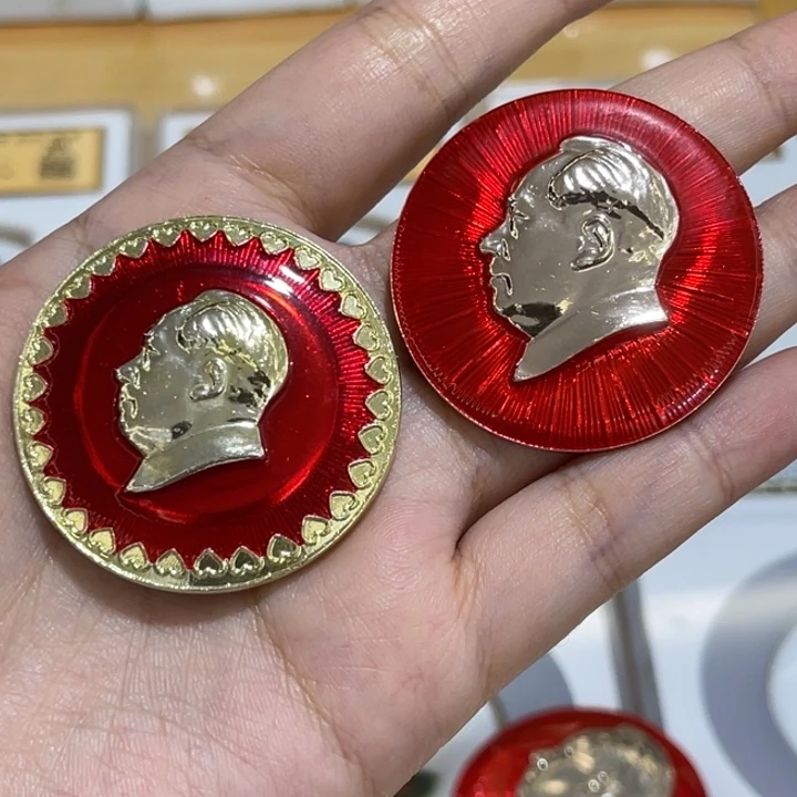 辉达利红色收藏纪念章