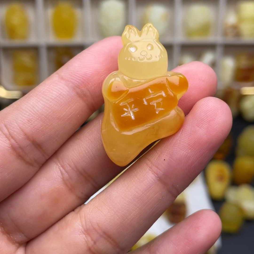琥珀未镶嵌颈饰28克价的兔子