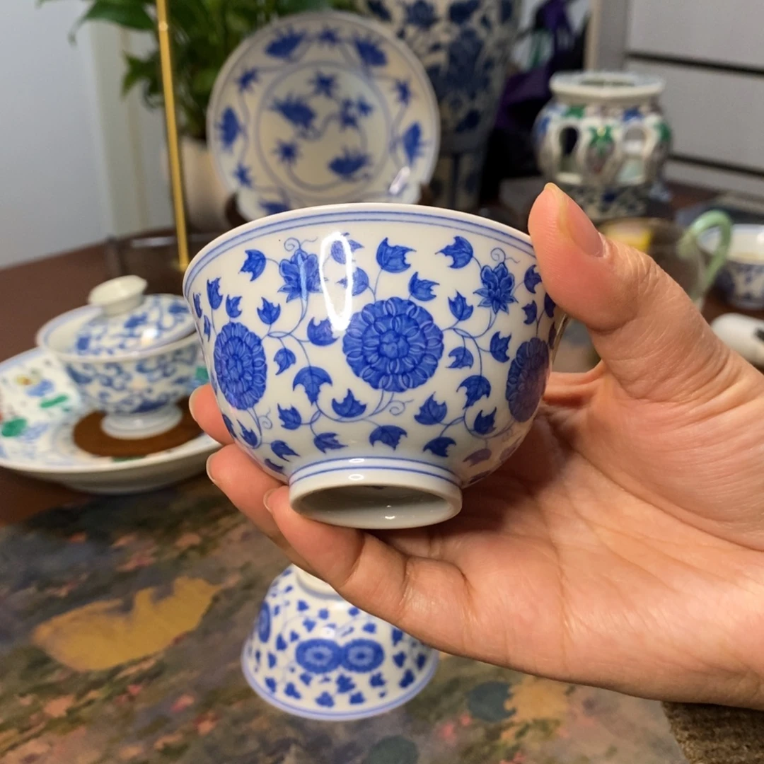 青炎亚飞的缠枝牡丹花