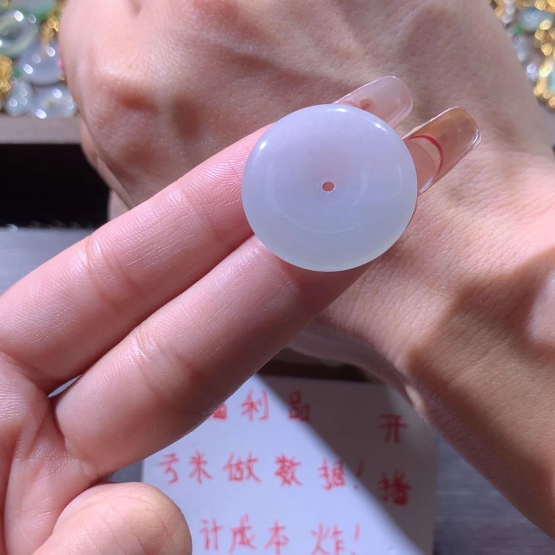翡翠挂件未镶嵌翡翠