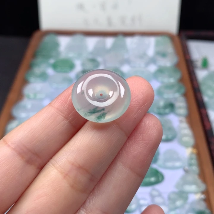 颈饰未镶嵌翡翠冰种飘花肥扣子