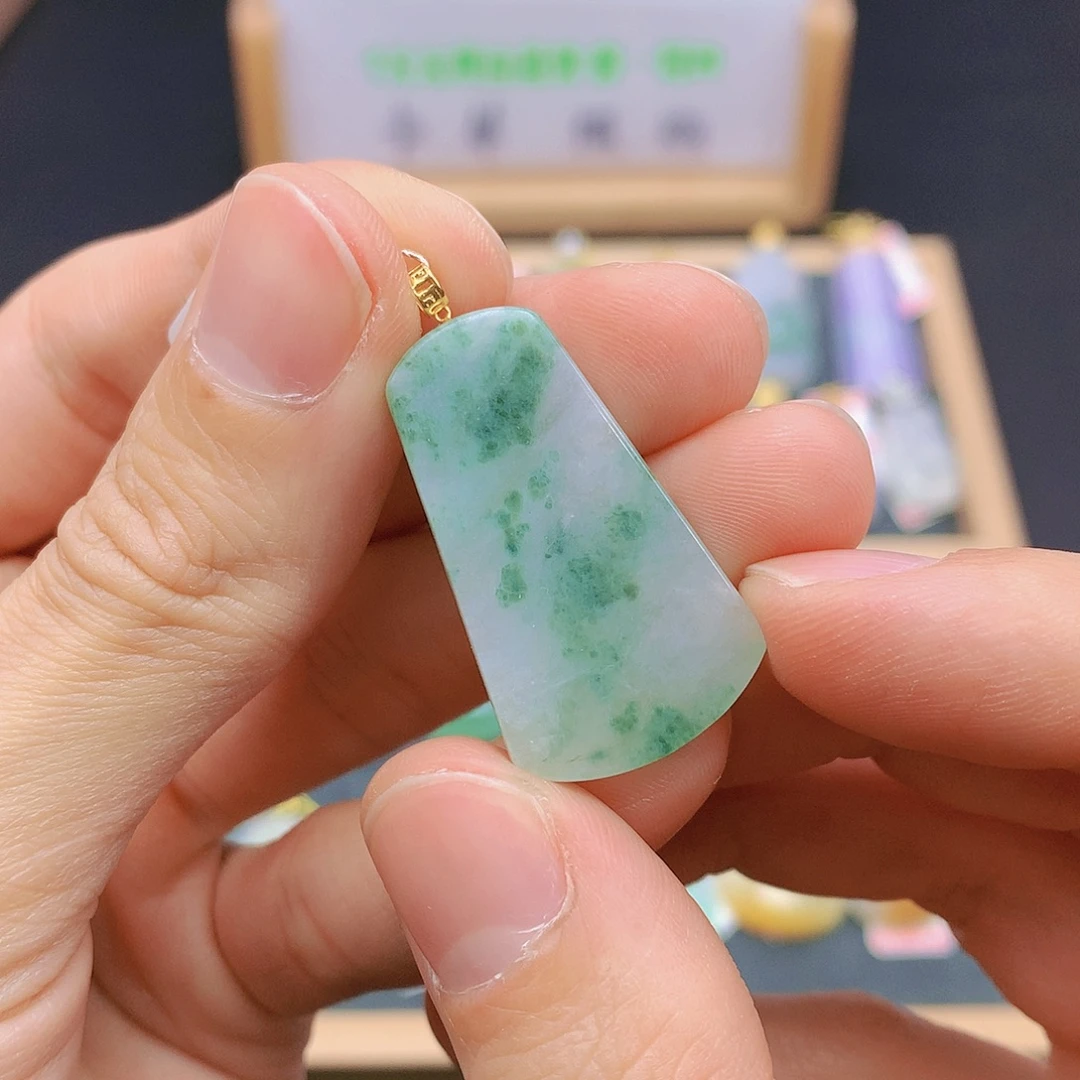 翡翠18K金镶嵌颈饰翡翠
