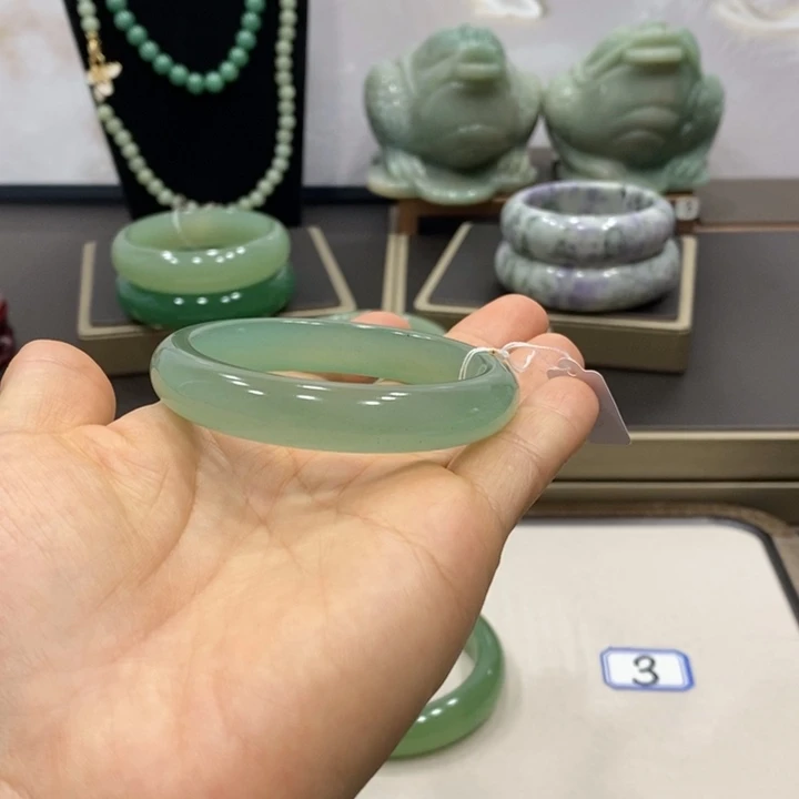 东陵石未镶嵌颈饰嘻***?