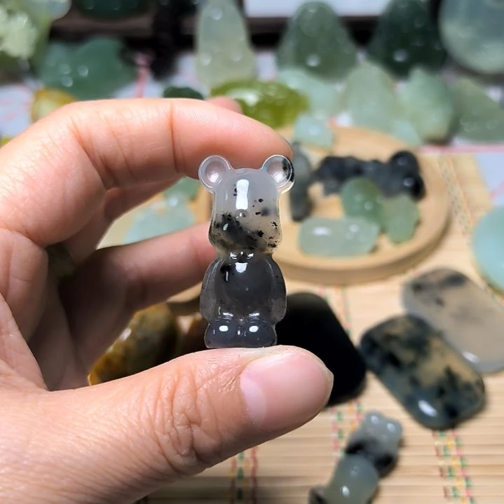 蛇纹石玉颈饰未镶嵌张*墨