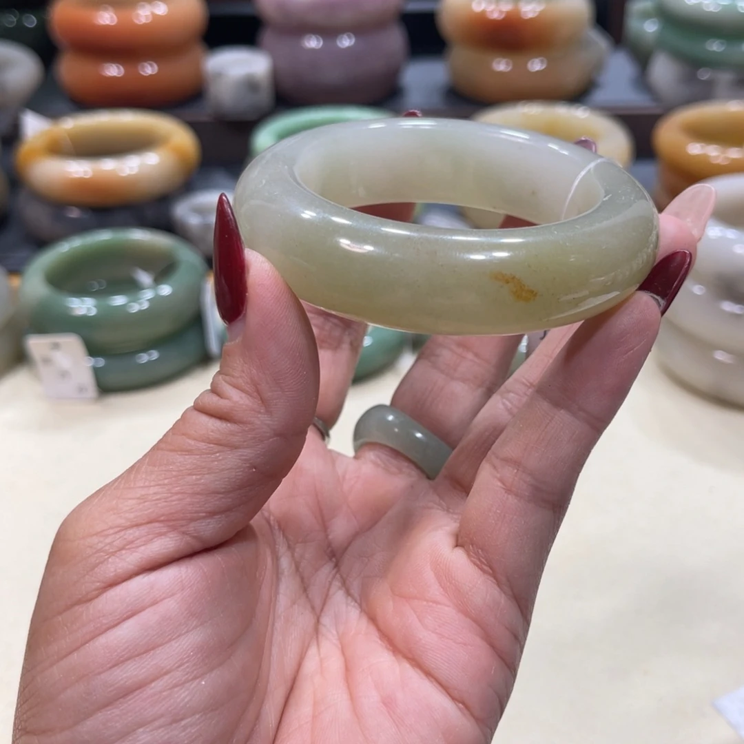 未镶嵌手镯石英岩玉