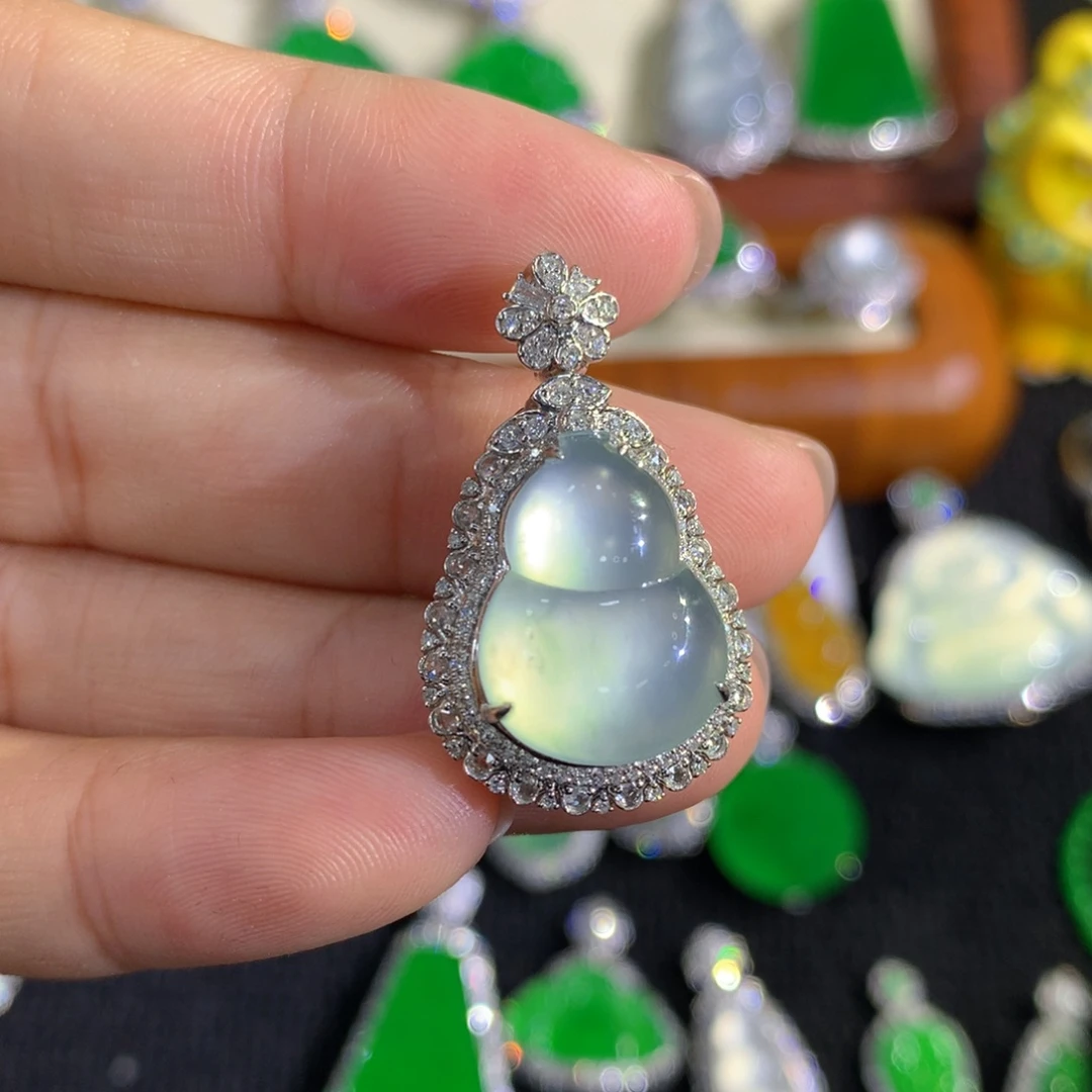 翡翠18K金镶嵌颈饰