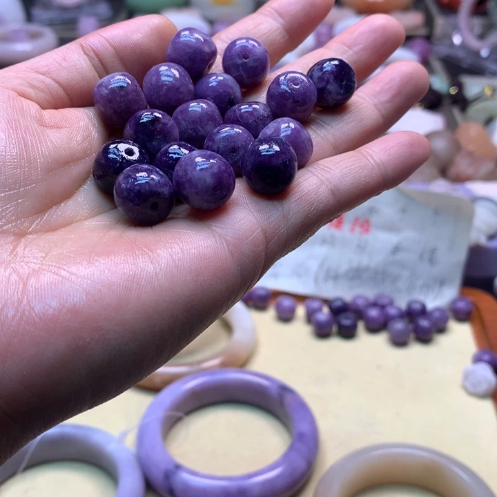 石英岩玉未镶嵌紫珠子17颗