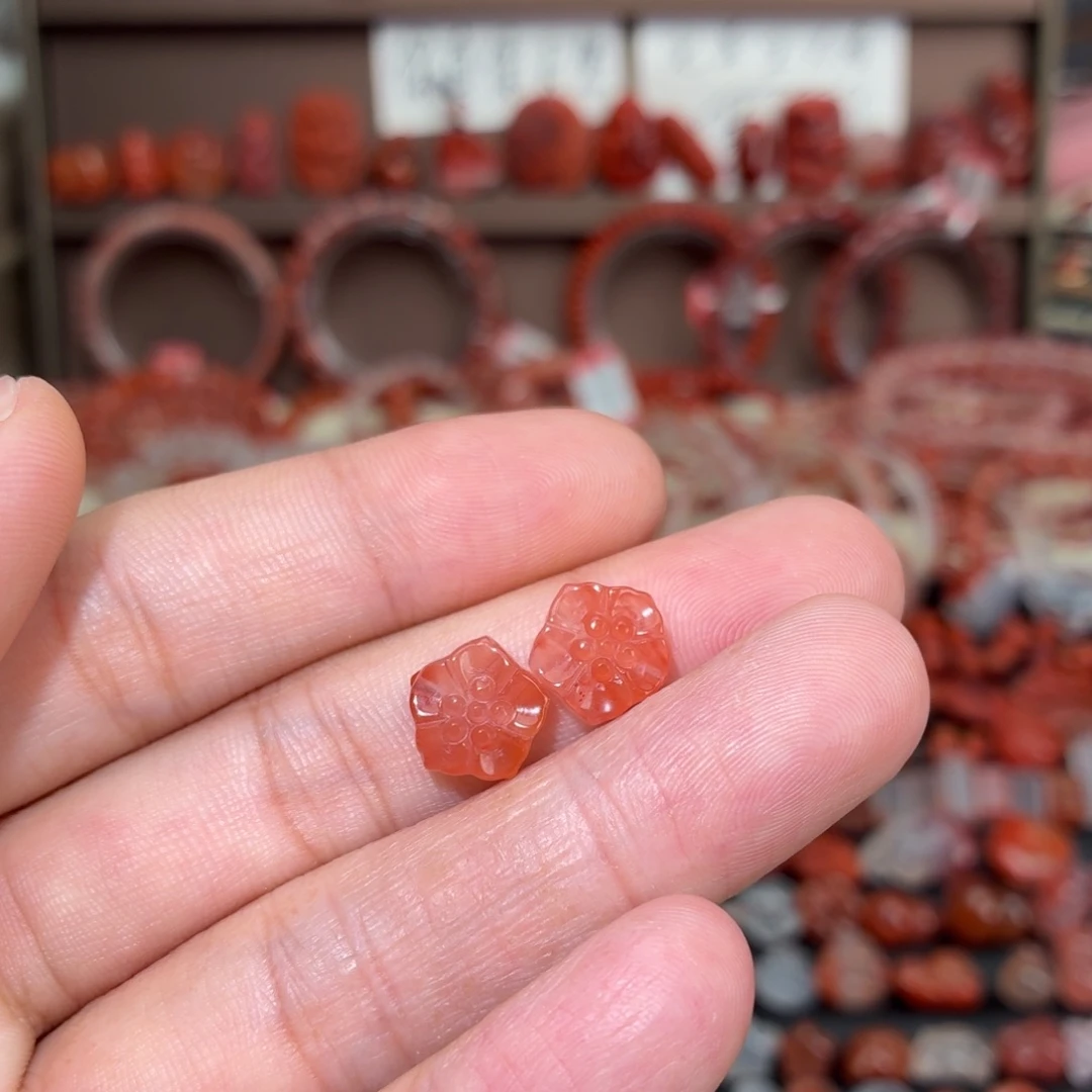 南红玛瑙未镶嵌颈饰梅花一对