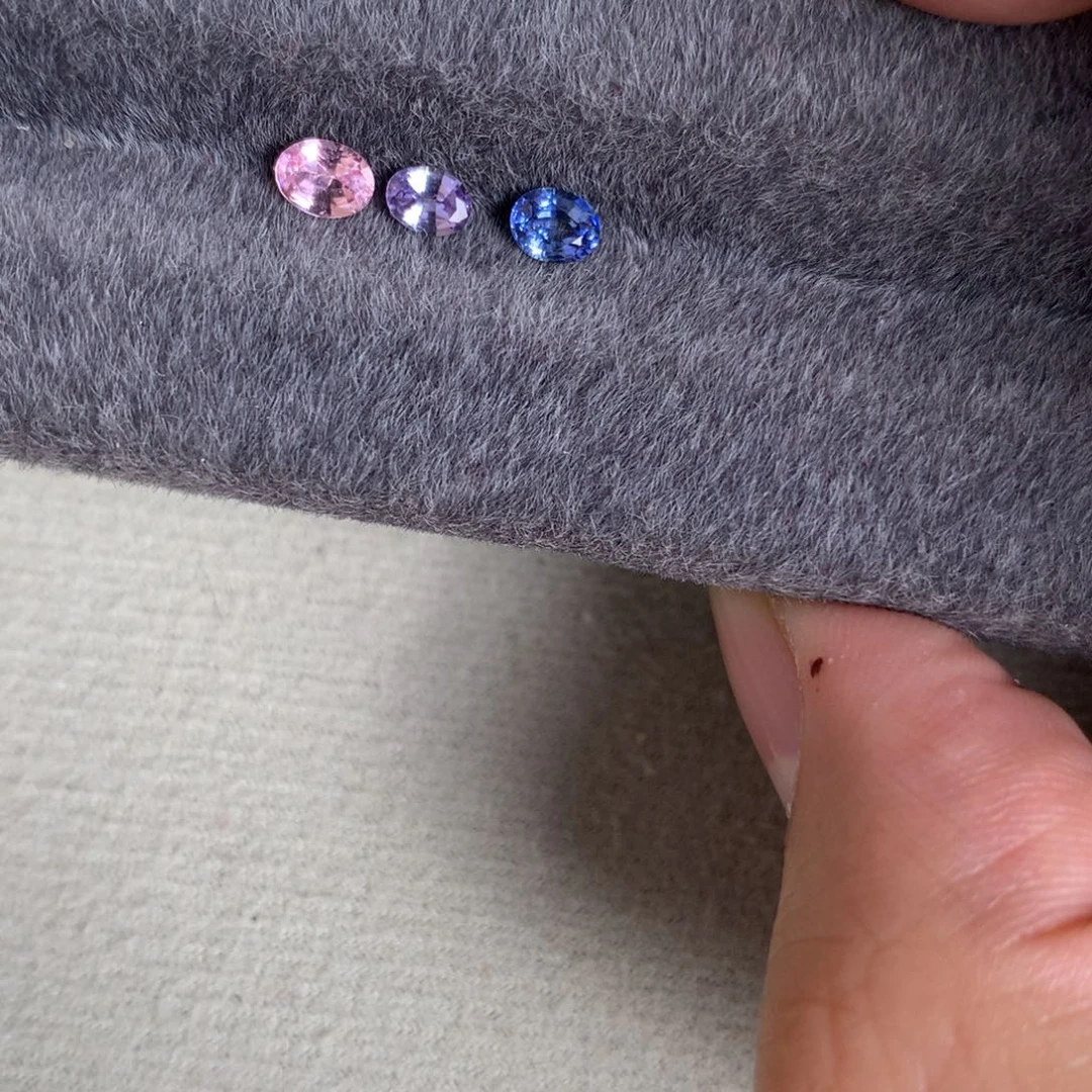 张****蓝宝石裸石3粒 无烧