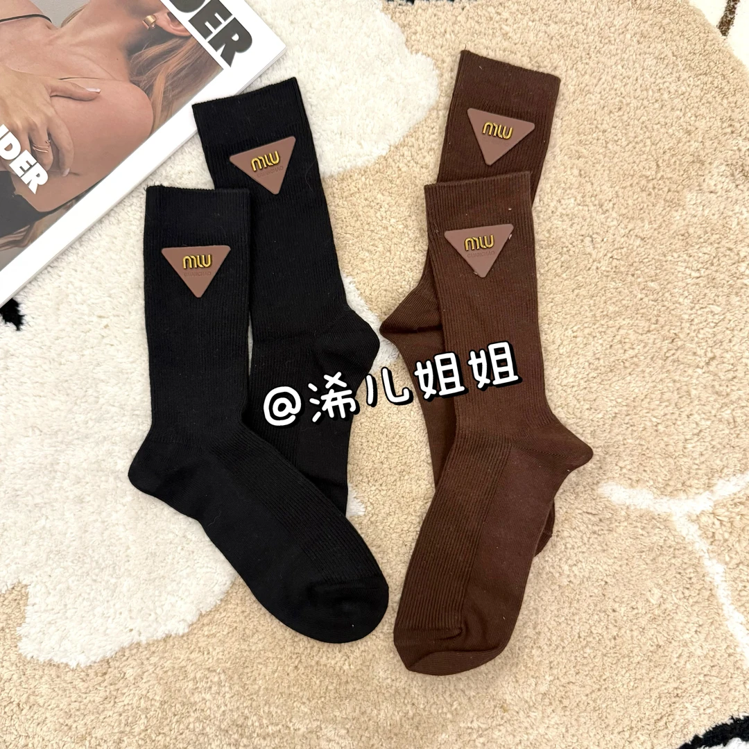 【浠儿家】秋冬新款搭配马丁靴的袜子女皮标三角标MIU风字母袜