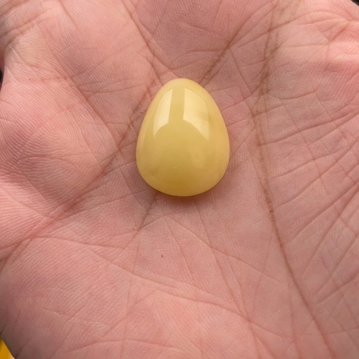琥珀未镶嵌颈饰如图