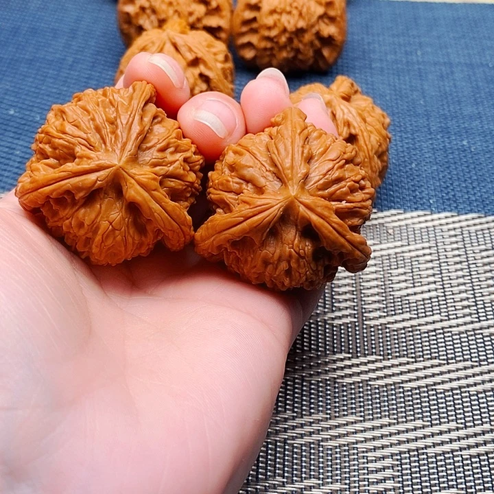 或***默文玩核桃吊坠三棱