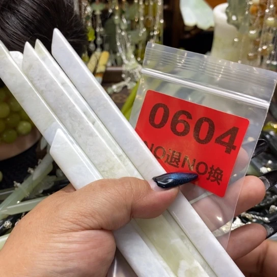 -***瘋未镶嵌蛇纹石玉发簪