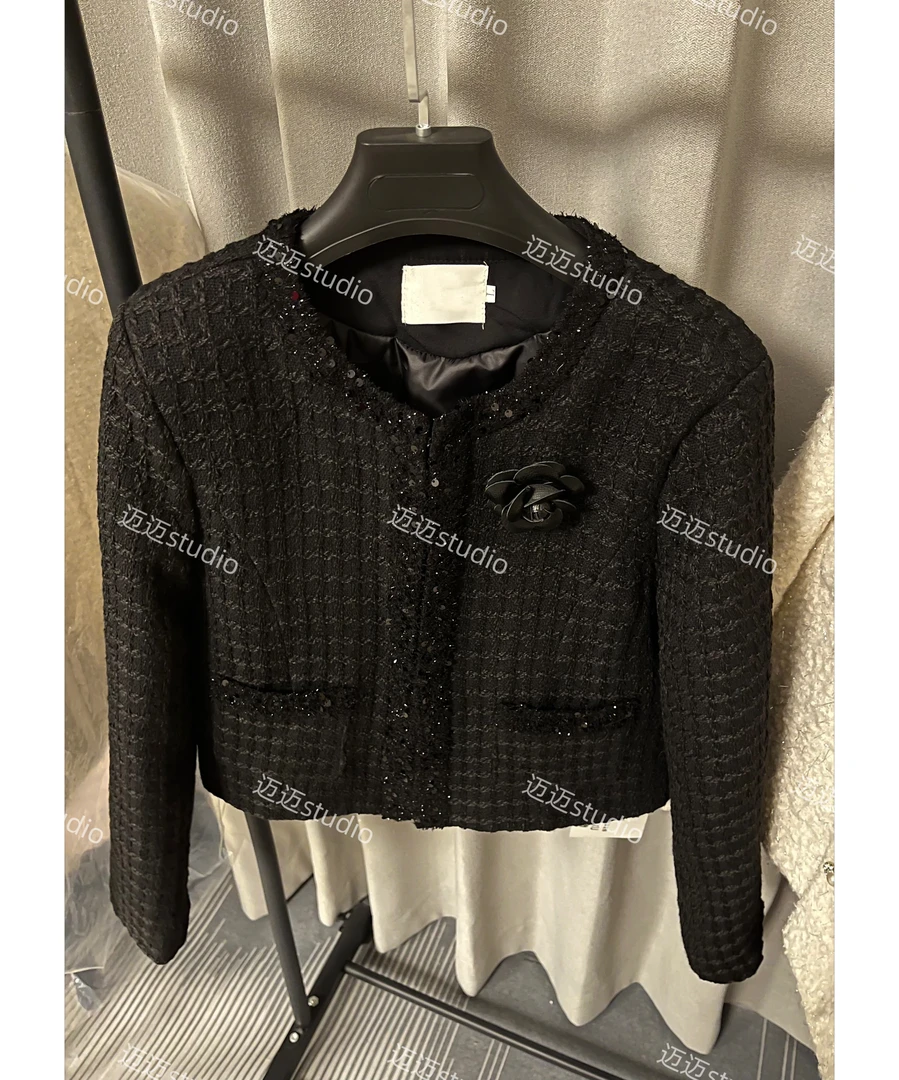 2024冬新款超好看高级感郊外白黎港风山茶花胸花呢外套