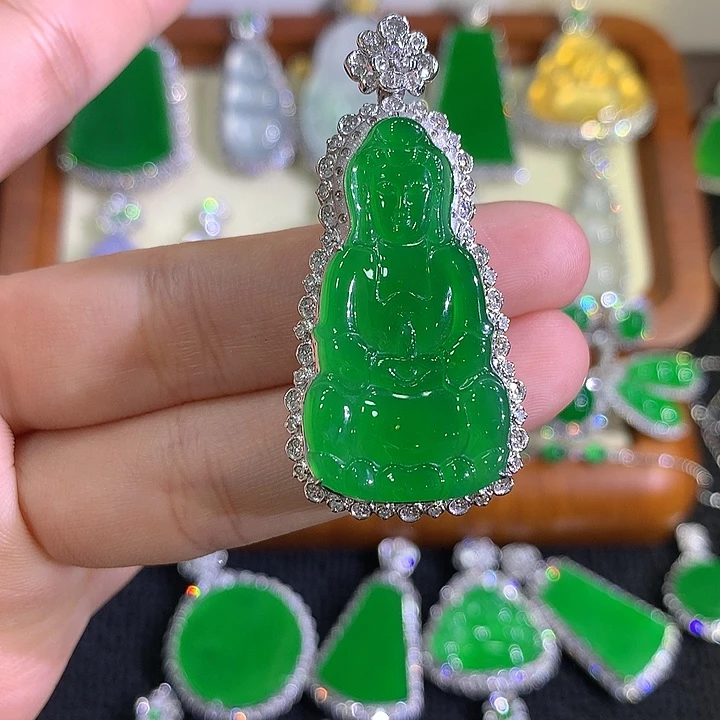 翡翠18K金镶嵌颈饰观音