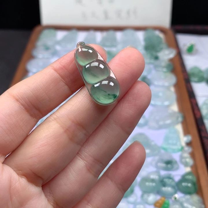 颈饰未镶嵌翡翠冰种晴底飘花福豆