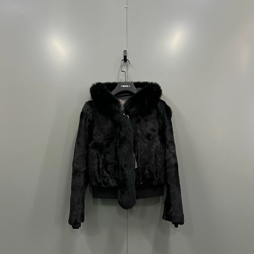 95新 Prada/普拉达 zz8 黑色皮毛连帽夹克 38码/103048
