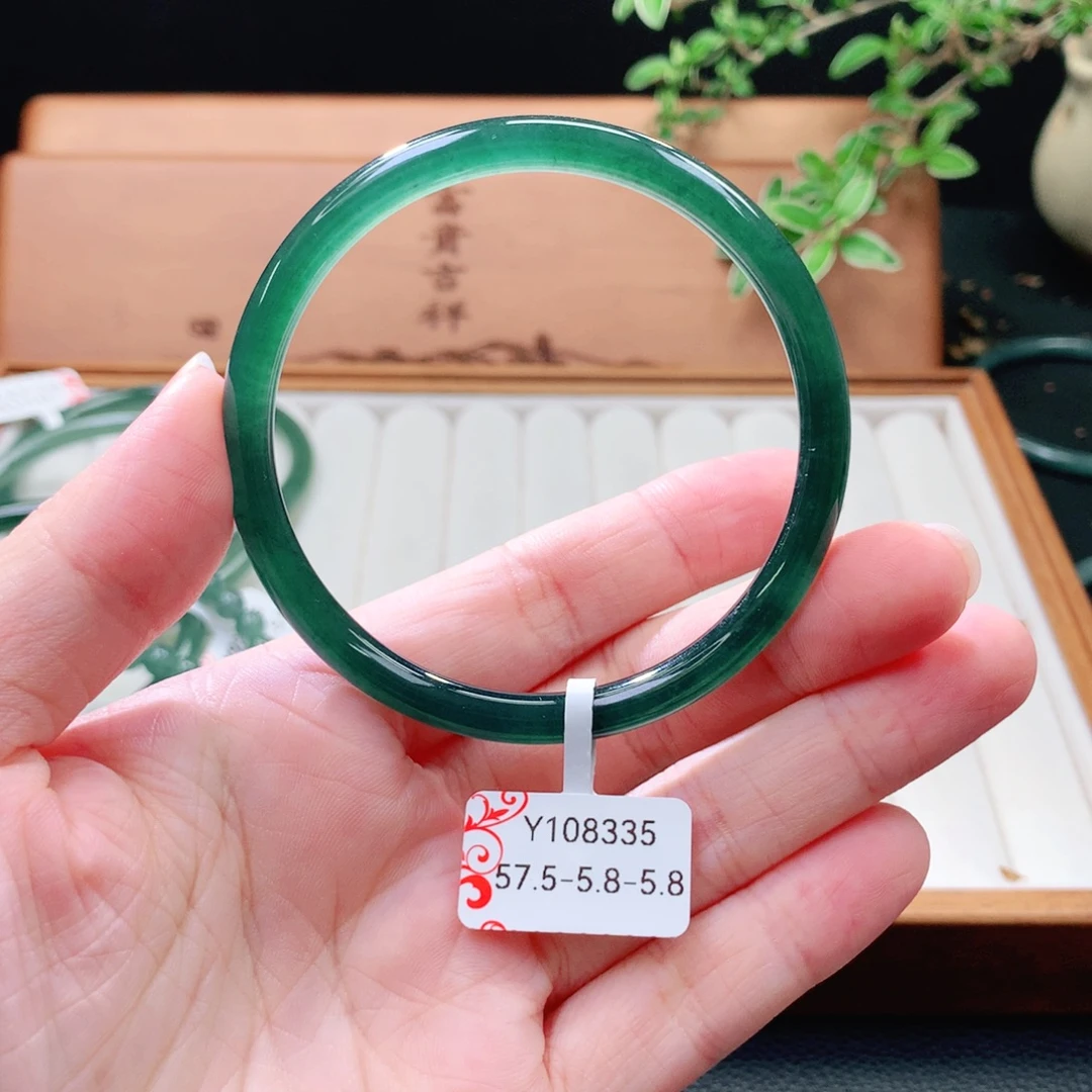 翡翠未镶嵌手镯（圆镯）