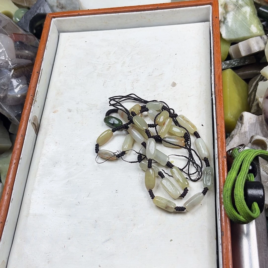 颈饰未镶嵌和田玉（糖玉）蛋****）