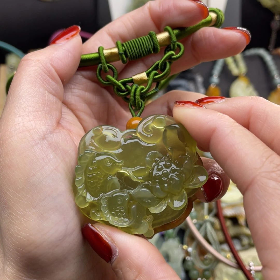 蛇纹石玉颈饰未镶嵌