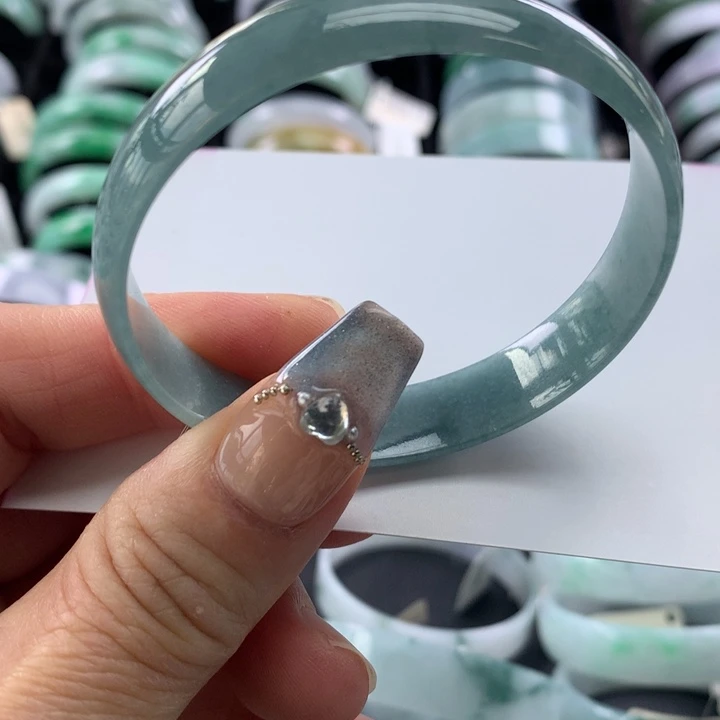 翡翠未镶嵌手镯公主