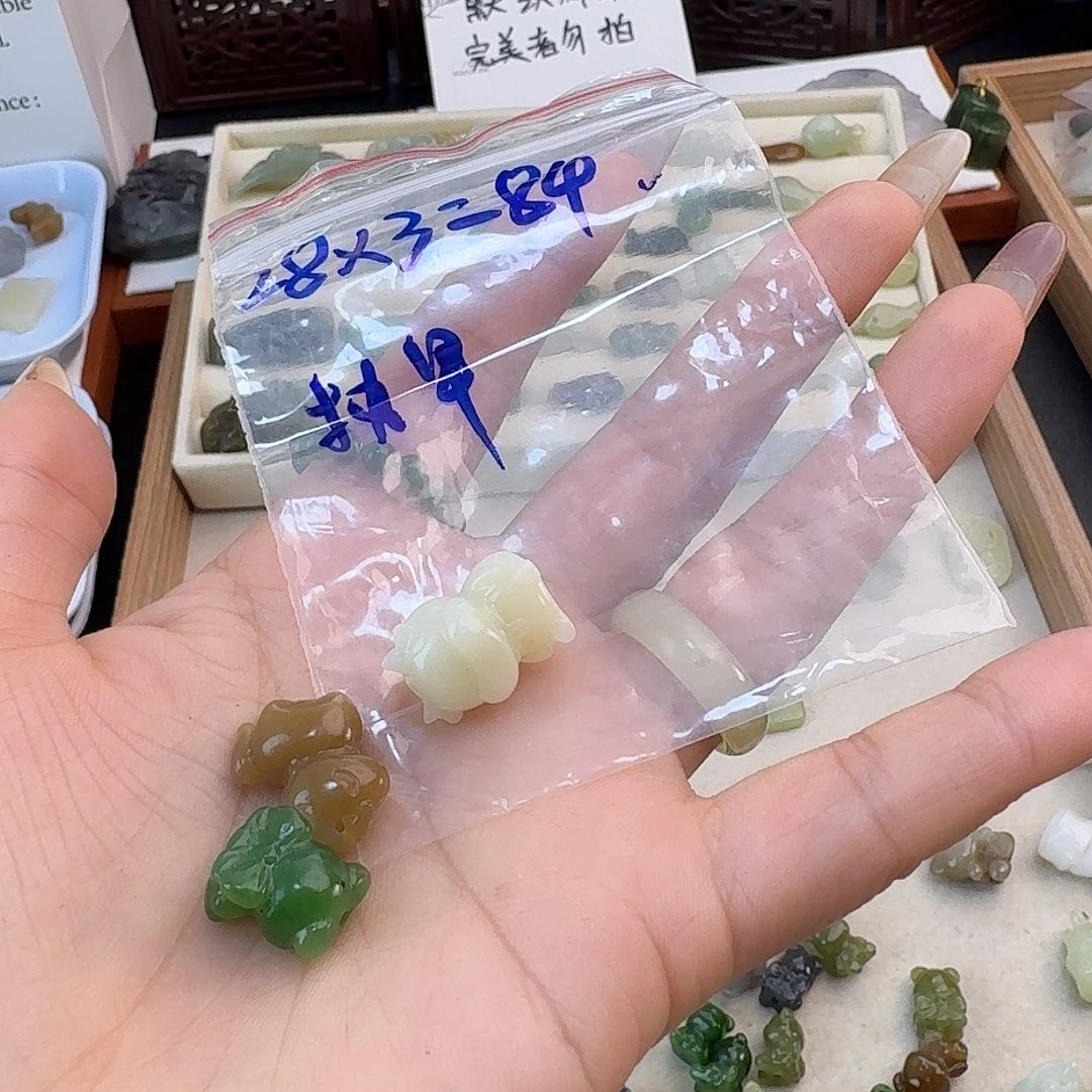 执***）和田玉未镶嵌颈饰