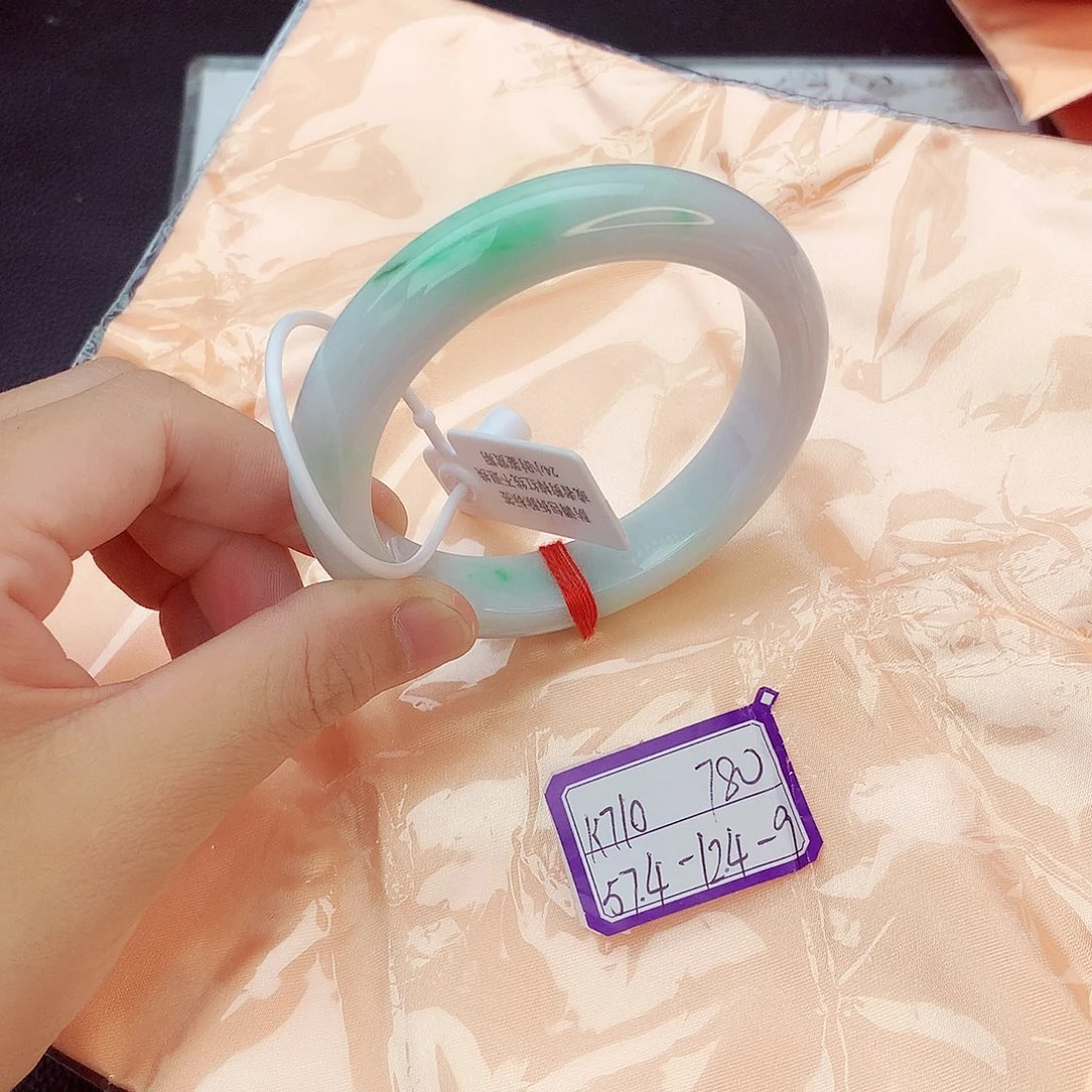 翡翠手镯未镶嵌翡翠