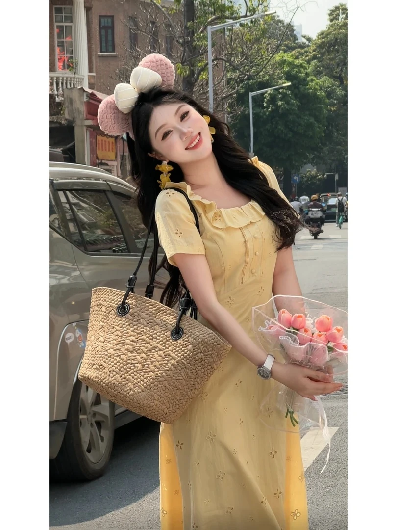 洛梨清茶 胖mm夏季连衣裙镂空刺绣法式方领荷叶边短袖连衣裙小众