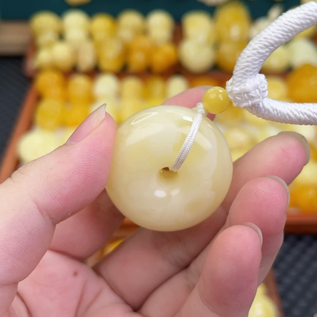 蜜蜡项链未镶嵌门口