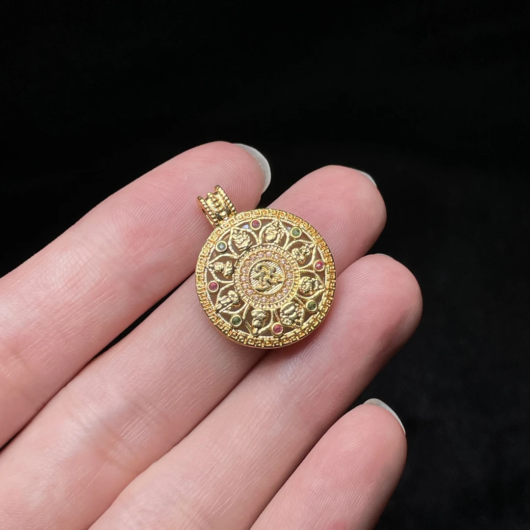 【玉氏珠宝】18k八大守护圆牌吊坠 多样性 发一CAN180194